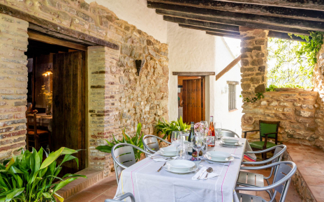 Outdoor dining area next to kitchen