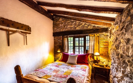 Habitación con cama de matrimonio