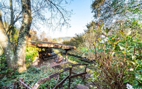 Escalones que dan a la zona de barbacoa