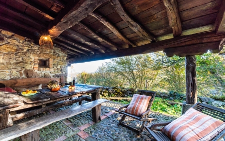 Tu cabaña se encuentra en el bosque, estás aislado