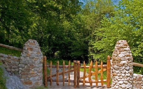 Entrada a su finca aislada