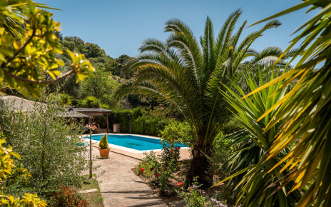 Camino desde la casa a la zona de piscina