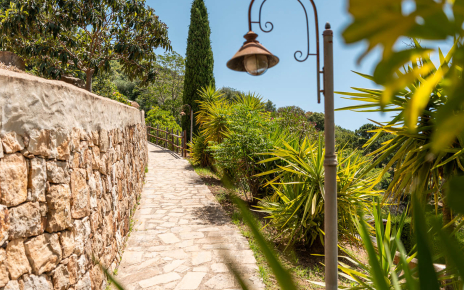 Camino desde la casa a la zona de piscina