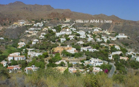 La casa se ubica en la ladera de la montaña Cabrera