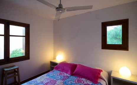 Habitación con cama doble y baño privado