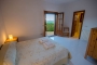 Habitación con cama doble y baño privado