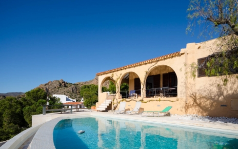 Su casa vacacional se alza sobre una colina sobre el mar