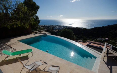 La piscina es totalmente privada y no es visible desde arriba