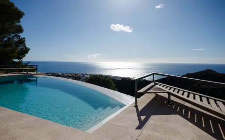 Impresionante piscina en su casa privada sobre la playa de Mojácar