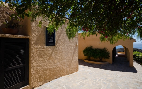 Entrando en su propiedad vacacional