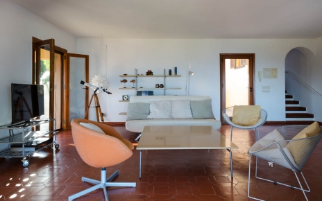 Sala de estar con puertas francesas que se abren a terrazas