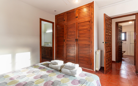 Habitación con cama doble y baño privado