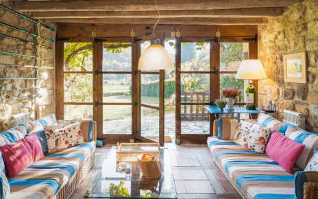 La entrada continúa hacia una sala de estar