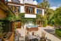 Bar area with jacuzzi