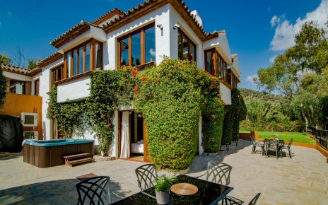 Terrazas inferiores con jardines