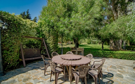 Terraza amueblada rodeada de jardines maduros