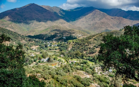 Su ubicación en el valle de Acedia