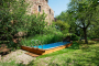 Pequeña pero encantadora piscina en finca privada
