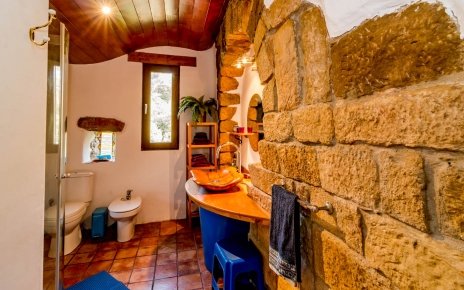 Bathroom with unique artisan´s style