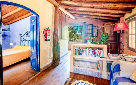 Lounge and bedroom: the house is perfect for couples