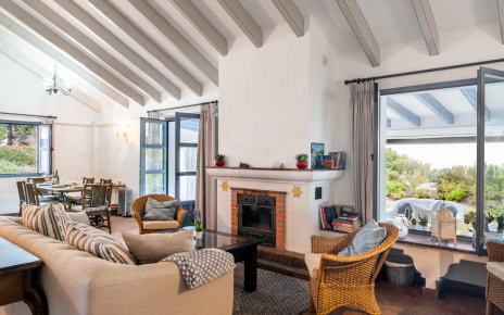 Sala de estar con puertas que se abren al conservatorio