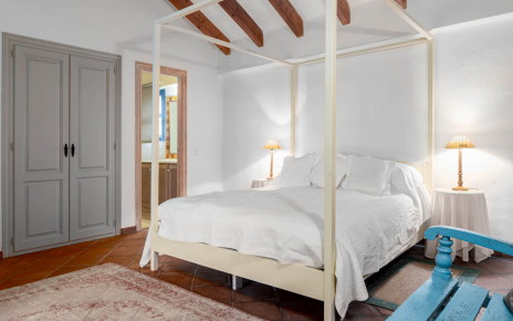 Dormitorio 1 con baño privado y puertas al patio