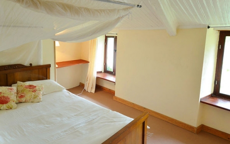 Three-quarter bedded room (bed against wall)