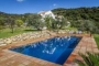 Amplia piscina privada y jardines en esta casa vacacional