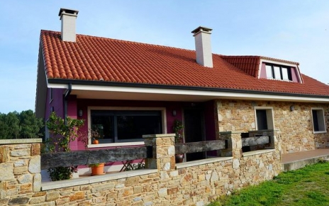 Located in sleepy hamlet, walking distance to restaurant