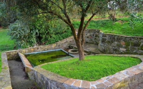 This picnic area is 2 minutes walk away