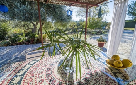 Zona con sombra junto a la entrada principal