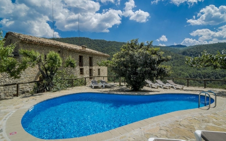 Villa with views in the early folds of the Pyrenees