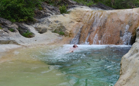 Puedes bañarte en el rio a poca distancia de la propiedad  
