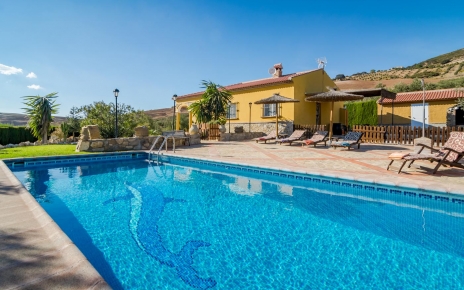 Su piscina de 8 x 4 metros goza de total privacidad.