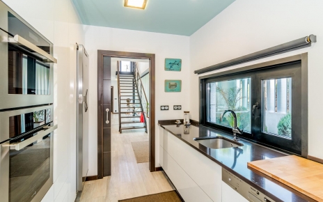 Cocina moderna bellamente presentada