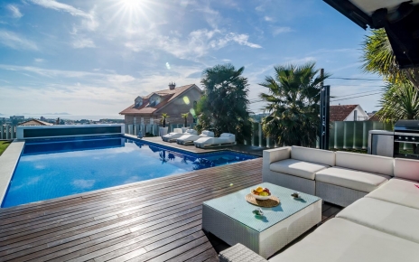 Zona de relax con la isla de Cies en la distancia