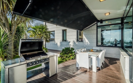 Comedor al aire libre junto a la piscina