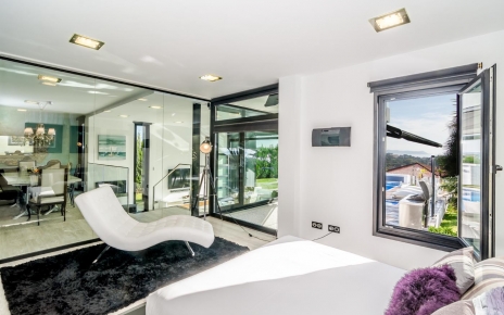 El dormitorio 1 puede hacerse privado con persianas automáticas