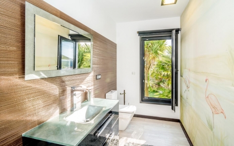 Los baños son de estuco hecho a mano / pintado