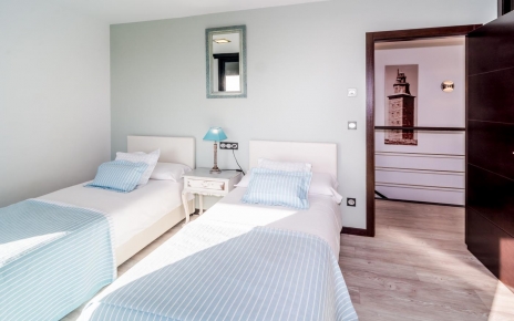 Habitación luminosa con dos camas en el primer piso