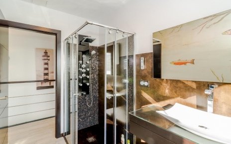 Disfruta de la música y las vistas al mar desde tu baño