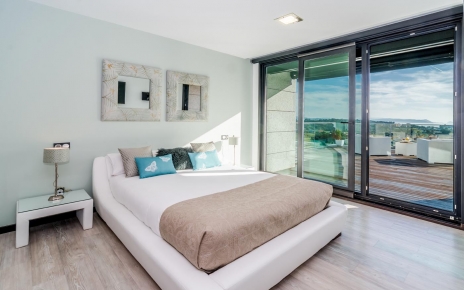 El dormitorio principal tiene su propia terraza amplia