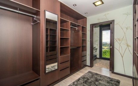 Vestidor en el dormitorio principal