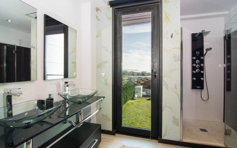 Dormitorio principal con baño en suite