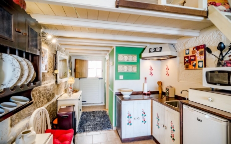 Cocina pequeña con mesa de comedor plegable para 2