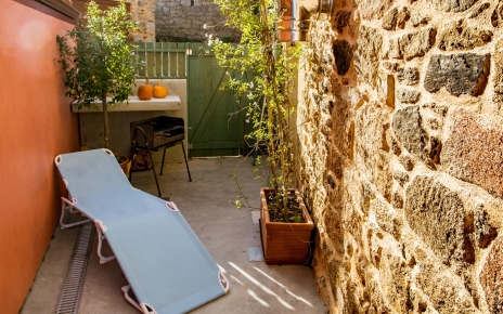 Pequeño patio con barbacoa al lado de la cocina