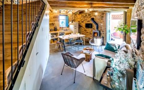 Aseo y lavadora se encuentran debajo de las escaleras.