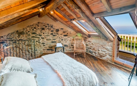 La habitación de la buhardilla reformada, con terraza