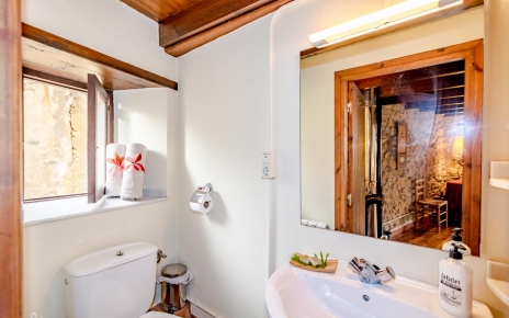 Shower room in Bedroom 1