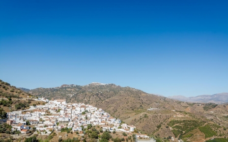 Su pueblo local está a poca distancia (1.2 kms)